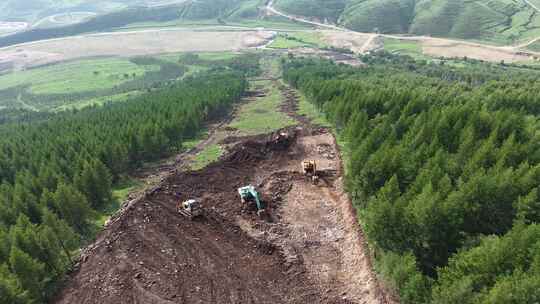 森林中挖掘机施工作业