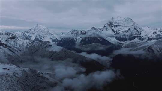 森林雪山 雪山云海 稻城亚丁雪山航拍