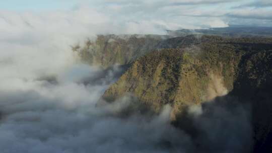 航拍雨雾缭绕的高原