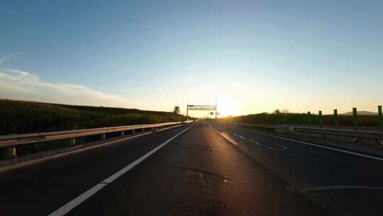 夕阳下汽车行驶在高速公路第一视角