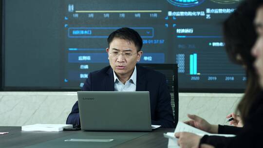 办公室进行会议讨论的人