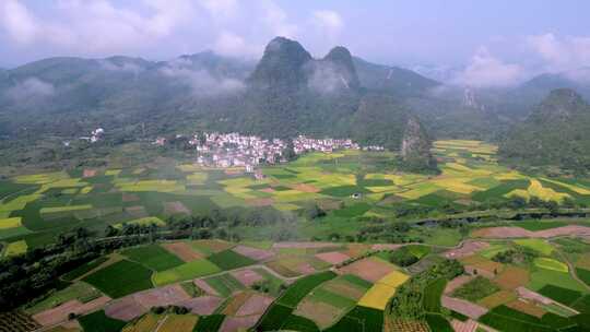 秋天的早晨桂林喀斯特地貌山间的村庄和稻田