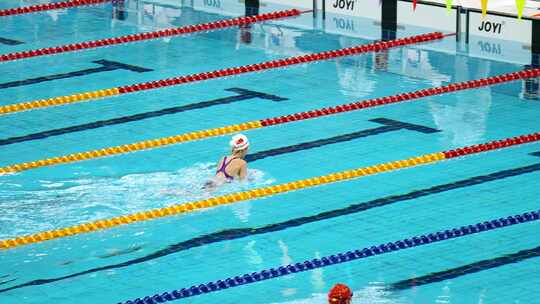 实拍水立方国家游泳中心女子蛙泳比赛的女孩