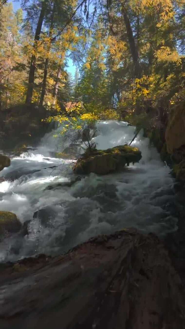 山林间湍急溪流自然风光