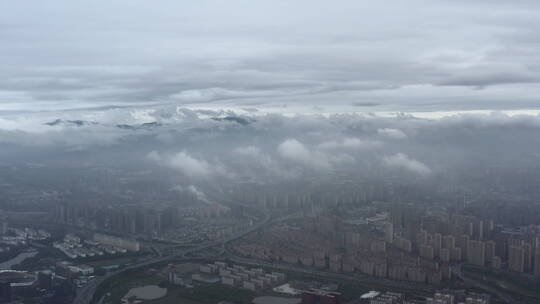 清晨城市上空的云层