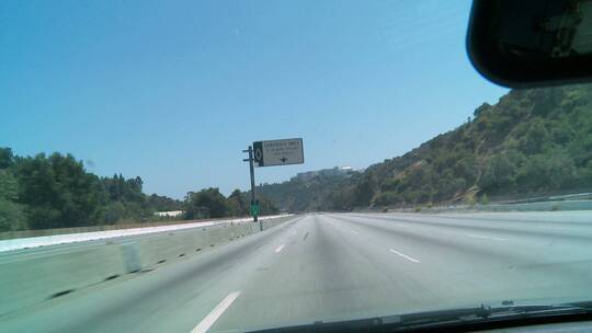汽车在洛杉矶一段空旷的高速公路上行驶的第一视角拍摄
