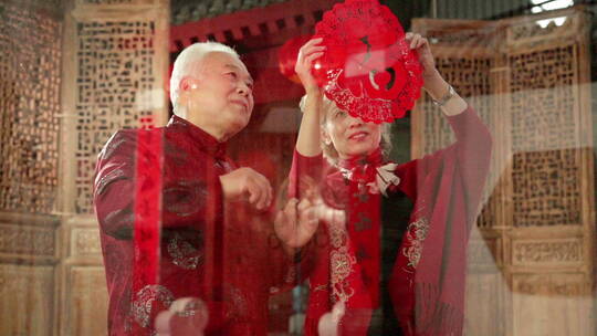 中国老年夫妇贴窗花