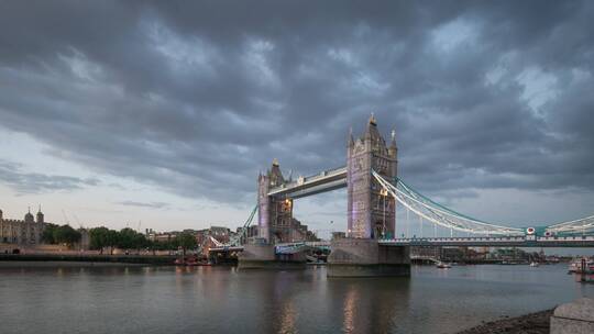 夕阳西下的伦敦塔桥