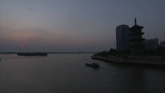 旅游景区 外秦淮河 夕阳 塔 船远去 远景视频素材模板下载