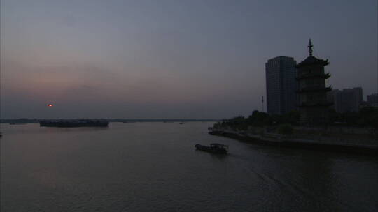 旅游景区 外秦淮河 夕阳 塔 船远去 远景