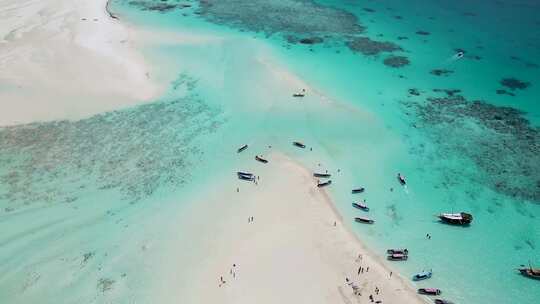 非洲坦桑尼亚桑给巴尔姆南巴岛的环礁，在珊瑚礁海滩上有浮潜旅游船