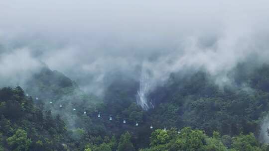 云雾下的庐山瀑布