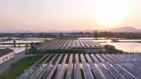 夕阳下的光伏太阳能发电站