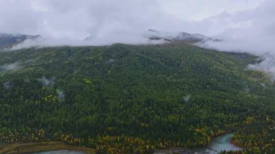 航拍新疆喀纳斯神仙湾秋景