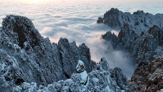 航拍黄山雪后云海飞来石峡谷视频素材模板下载