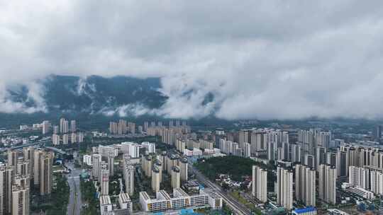 云雾缭绕的城市鸟瞰全景