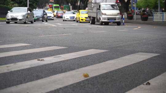 城市道路车流交通重庆街头马路车来车往街景