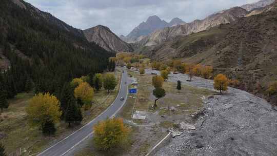 独库公路自然风光 新疆峡谷高山公路车流