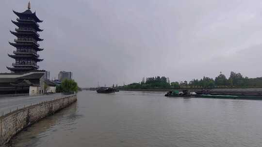 京杭大运河里满载运输的驳船视频素材模板下载