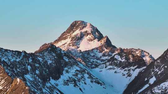 4k航拍青海久治年保玉则山峰