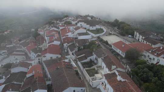 雾气在马沃城堡附近的村庄上空流动，使它看起来被诅咒和闹鬼。