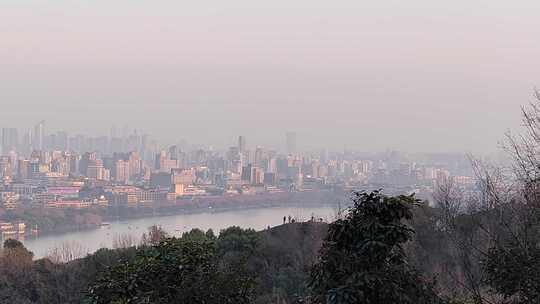 城市远景俯瞰，湖泊旁的高楼建筑全景