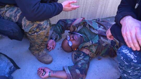 模拟训练演习中受伤的士兵