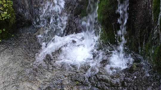 山间瀑布水流溅起水花