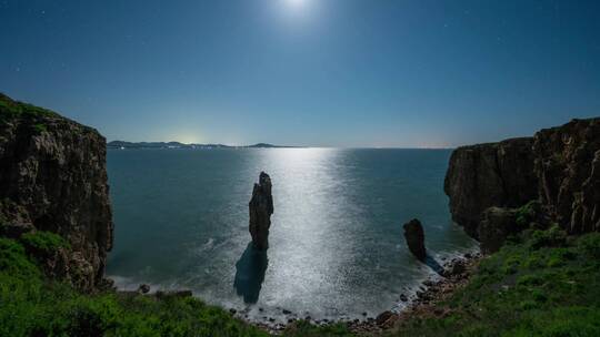 大连海边排石岩石夜晚星空月落退潮