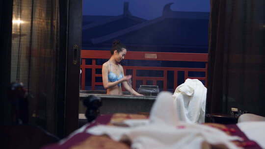 女子在温泉中放松，窗外夜景朦胧