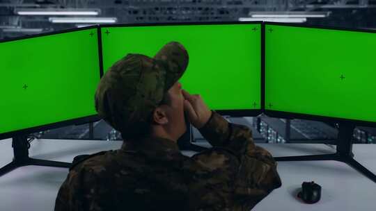 疲惫的军人在数据中心使用模拟计算机显示器