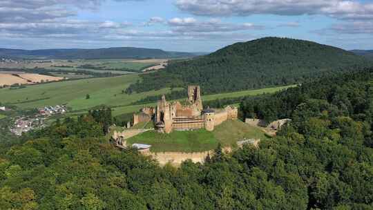 斯洛伐克兹博罗夫村城堡鸟瞰图