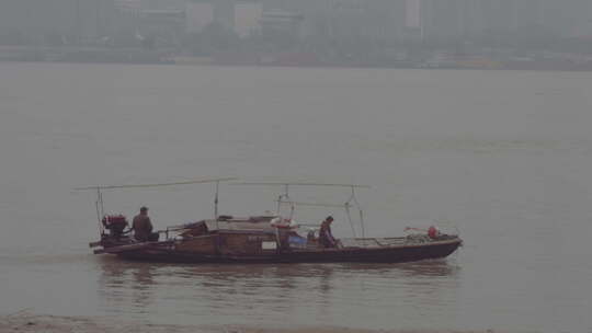 地拍武汉江滩江边小渔船