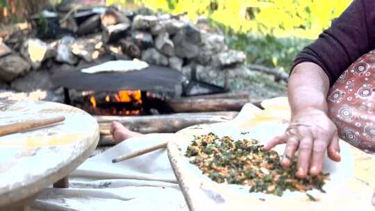 乡村户外制作特色美食的过程