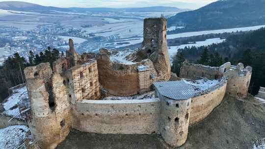 斯洛伐克兹博罗夫村城堡鸟瞰图视频素材模板下载