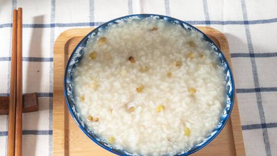 日常简单早餐稀饭油条4k平移镜头