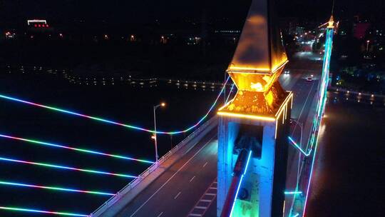 桥梁贴近飞过城市的夜景航拍