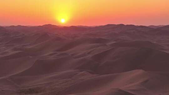 航拍腾格里沙漠日落