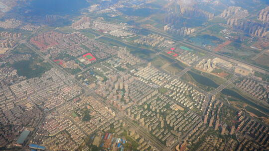 鸟瞰陆地飞机上拍摄云陆地城市