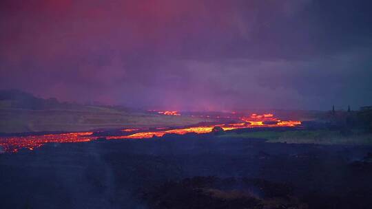 航拍夜晚的火山熔岩流