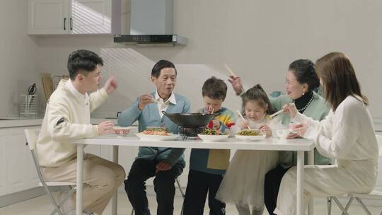 一家人幸福温馨地吃饭视频素材模板下载