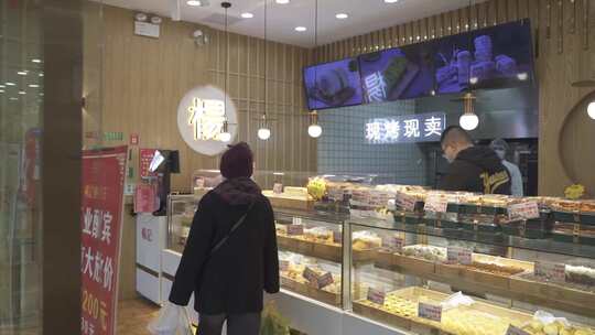 顾客在店内选购现烤现卖的面包