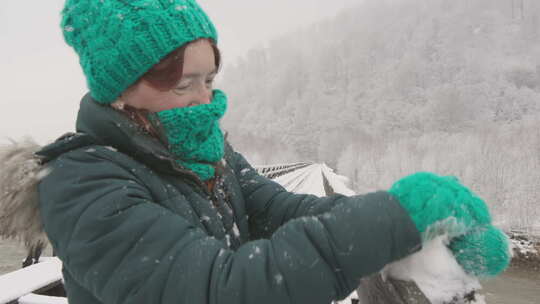 一个女人正在快乐地享受美丽的雪景，它捕捉