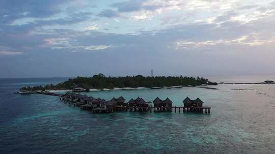 马尔代夫岛屿度假胜地的无人机照片。日落时视频素材模板下载