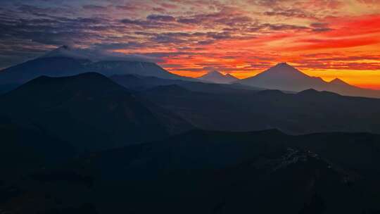 高山夕阳火烧云