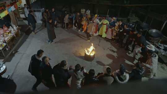 众人围篝火观看民俗表演