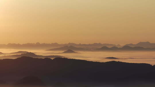 日出时的高山云雾中国风
