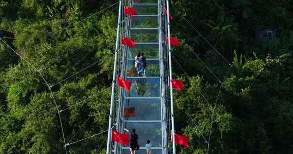 广东清远古龙峡云天玻霸玻璃桥游客红旗飘扬