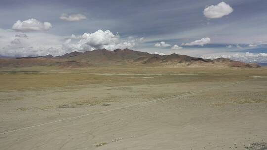 西藏阿里羌塘高原荒凉的地貌自然风光