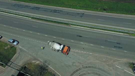 高速公路上的混凝土搅拌车。搅拌车将水泥运送到浇注地点的鸟瞰图